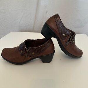 Easy Street WIDE comfort wave heeled bootie 9W caramel brown slide-on zip clog